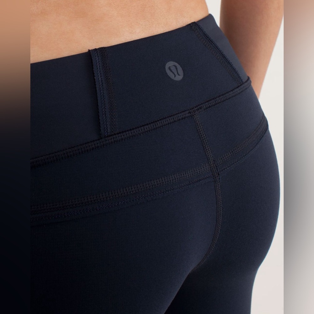 SOLD Lululemon Power Up Crop in Inkwell Size 6 - Picture 5 of 10